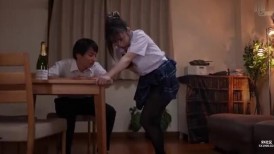 [无码破解]GVH-807 学校里地位最高的厚脸皮女学生松井雏子被迫穿着黑色连裤袜，用固定式振动器小便。