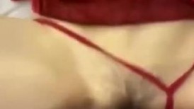 淫妻大神【红衣教主】30岁饥渴小少妇，老公满足不了，淫荡妩媚的表情，多汁粉嫩鲍鱼太撩人了！