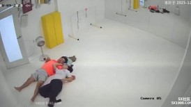 黑客破解网络摄象头监空TP瑜伽健身馆教练和员工愉情做爱捂住嘴巴不敢叫