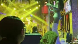 【越南夜总会 18】现场脱衣舞表演，多角度特写，大音量 ipcam 第 2 集 (2)