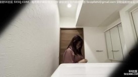 偷拍幼儿园助教毫无防备的裸体。丰满的胸部