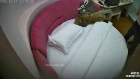 酒店针孔偷拍5XSQ❤️清纯甜妹女友笑意盈盈的等待男友戴套抽插她1