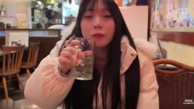 FC2 4824641 [新年特惠价：990积分！！] 与青梅竹马的禁忌性爱。她吮吸着自己丰满的天然H罩杯乳房，用女性的声音呻吟着达到高潮：<真恶心……♡>。如此色情，你真的...