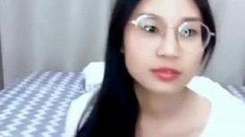 長相清秀斯斯文文眼鏡反差學生妹,外表壹看學習成績就很好,床上放開了這麽臊