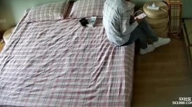 酒店摄像头偷拍性欲很强的精瘦老哥貌似个知识分子连约两个喜欢舔完嫩逼后做爱