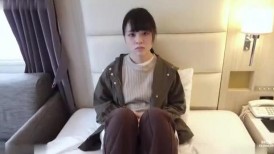 FC2 4828520 16号前八折优惠 [业余私人拍摄] [3P] 一位在北方乡村长大的18岁天然美女，接受了两个男人的激情成人性教育。