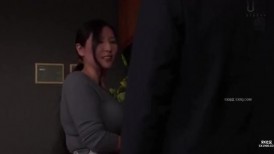 [无码破解]JUR-612 我和我儿子的朋友保持了五年的性关系。我和一个比我小的男人有不正当的婚外情……我沉迷于奶油派式的性爱。椎名由奈