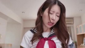 [无码破解]DVAJ-725 我撞见妻子偷偷穿着女儿随手丢在家里的校服。她因为不合身的紧身裤而尴尬不已，那一幕既性感又可爱，让我十多年来第一次重拾学生时代的感觉，真是太有趣了。——...