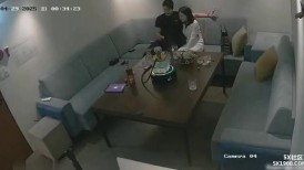 黑客破解酒吧包房摄像头偷拍❤️红内裤帅哥灌醉女同事朋友走后和她直接在沙发上开干