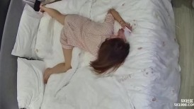 1-3流出酒店偷拍❤️假期连续3天入住学生情侣可爱甜妹萌妹子用足交换男友跳蛋安慰她小穴