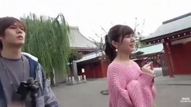 FC2 4833898 [意想不到！喷射高潮] 一位22岁的女大学生，拥有粉嫩的乳头和丰满的乳房，被一根粗壮的巨根猛烈地抽插，彻底破处 ⇒ 持续喷射的奶油派性爱 [有]