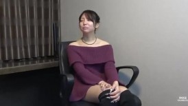 FC2 4834211 [2 月 10 日前 990 积分] [首次拍摄] 额外赠送：一位身材苗条、容貌姣好的服装店员。我的弯曲阴茎让她脸红，她反复抽搐，喊着<不，我要射了！...