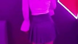 【会喷水亲姐姐】给姐姐新买的超短裙搭配半乳装一起去KTV唱歌包间内让她美穴对着门口服务员路过偷看一览无遗高清无水印版