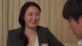 [无码破解]URE-137 原作：火箭猴子 – 已婚女老板与下属发生性关系 – 由美子 – 一部真人版色情作品，讲述了一位身材丰满的已婚女性屈服于内心深处的欲望！N罩杯漫画巨乳，与...