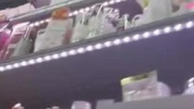 当我看着超迷你丰满 J○ 的裙子里面时，它出来了偷窥