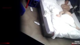 ⁸¹⛳⛳⛳ 天眼1号房 12-7 丸子头少妇肤白貌美太迷人 男人直接就朝着逼舔上去了 床上操了还不够