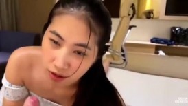 【极品少女】漂亮美女看到帅小伙大洋屌，笑得多开心，多渴望被无套输出内射！