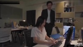 办公室黑丝OL御姐女秘书，上班期间和领导在办公室偷偷做爱，强制口交到爽！