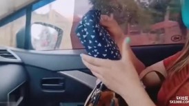 眼镜轻熟女 身材丰满公共场合性爱 大白天在车流不停的马路边跟小哥车震被狠操内射肥穴