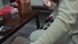 妈妈在房间睡觉-妹妹在客厅看电视被哥哥后入