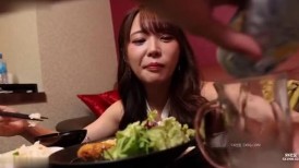 [无码破解]336KNB-400 [无性妻子的彻底堕落] 一位已婚女性，生完孩子后两年半左右都没有性生活。她拥有白皙美丽的肌肤、丰满的F罩杯胸部、便于分娩的翘臀，以及开朗活泼、充满...
