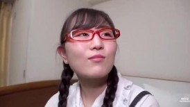天使 天然素人 021426_01 一个戴着红色眼镜的女孩，也对翘臀很感兴趣。