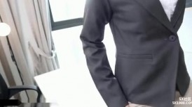 製服黑絲女教師 上生理課自己被當成男生性教育教材 撅著屁屁被瘋狂輸出嬌喘不停 精液射滿騷穴