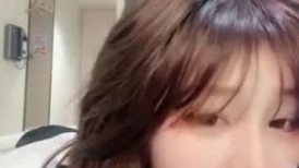 超顶颜值冷白皮精神小妹线上被榜一大哥网调用玩具抽插自己的骚穴，线下被金主无套暴力抽插内射