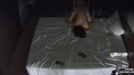 反差女孩被男友后入抽着屁股内射 女主晚上一边反抗一边挨操 早上被拉床边抽着屁股后入男的操她全程无套 (5)