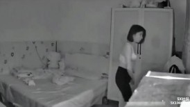 家庭台新流出短发小娇妻被老公按床上来一发媳妇貌似没有尽兴对老公很不满意刚爽没多久就射了