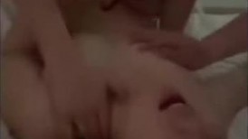 盐城射阳周大福女销售员一拖三视频已婚少妇周大福女销售3p，多人运动淫乱不堪！