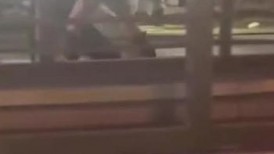 网曝门事件❤️河北捞女出轨，男友当街大骂“骚逼”  捞女气急败坏疯狂的骂还脱裤子露逼让来操无水印高清版
