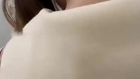 敏感的黄毛双马尾精神小妹，身体超级敏感，玩弄了两下直接高潮痉挛，三点粉嫩一脚不断，还被无套抽插内射