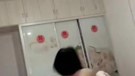不喜欢谈恋爱,就喜欢搞暧昧,纯为了打炮,身材娇小花臂小太妹很是风趣,不知被多少艹了