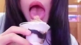 吃个冰淇凌都这么诱人，忍不住到公厕掏出肉棒吃，小母狗太骚了边操边出白浆，整根鸡巴上都沾满了白浆，高颜值反差少女！