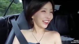 大奶美女5XSQ 身材丰满大白天和男友开车来到风景秀丽的野外激情啪啪