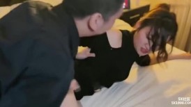 林千夜 丈夫離開後和繼子的禁忌欲望 讓我無法抗拒只能徹底沈淪 手指扣逼都扣出殘影 奶子印在玻璃上 好看愛看
