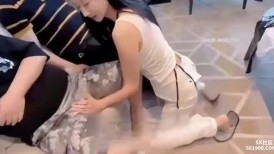 第一视角清晰记录兄弟出差不在家，偷偷带她老婆群P偷情，开始骚的水流成河