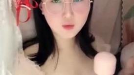 当代大学生人间真实,大四学姐为了赚钱不惜在寝室里下海,室友出去实习,自己床上开秀