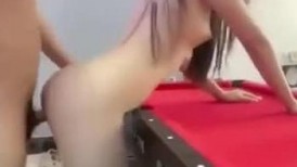 20岁大三眼镜校花-鱼燃-台球桌上被干，白虎馒头穴，被男友干懵逼了，又累又困又爽！
