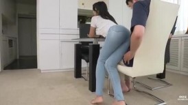 本道 022426_001 这位家庭主妇穿着紧身裤勾引邻居，真是太火辣了！
