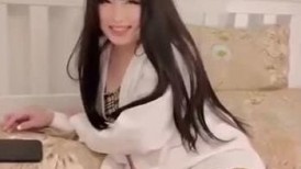 你鸡巴真的好大，我口水都流出来了，可以涂你鸡巴上吗？请瞄准我的脸全部射给我！她真的太懂男人了，换我当男主可能还没操就射了！