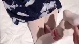 双马尾青春靓丽少女,洛丽塔,白丝袜,鲍鱼又粉又白,手指插入不断蠕动,牵著马尾后入1