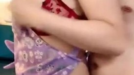 风骚人妻少妇露脸被小哥按在厨房干了玩着奶子舔弄骚逼深喉口交大鸡巴，从厨房干到床上无套爆草直接内射