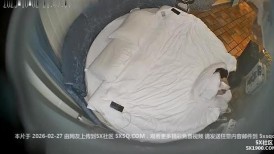 3 10-2流出酒店偷拍带着行李箱一块度假的学生情侣清纯学妹一开始很抗拒 被眼镜男友按倒床上一顿搞