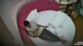 5 10-8流出酒店情趣圆床高清偷拍身材不错的年轻情侣温柔颜值美女被男友操得抓住床单一脸享受