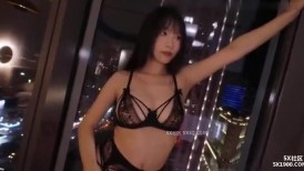 ⚫️【新流无水印原版】，微博6.8万粉，大奶肥臀御姐【苏畅】付费，贴着饭店落地窗性爱，被对面大楼的人看，真的好