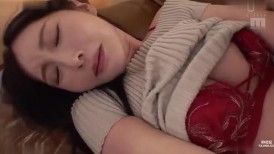 [无码破解]MIKR-076 一位母亲被一个对她女儿有着永不满足的性欲的男人反复强，最终达到高潮。——我本应保护我的女儿不被诱惑，但我却败给了他粗暴的性器，最终一次又一次地被他灌精...