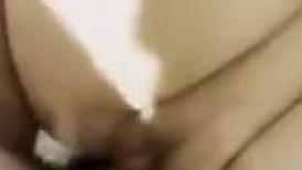 河北眼镜反差少妇，穿上丝袜披上和老公在酒店大战，还要求老公等等得把视频删了可是她没想到不但没删还流出来了