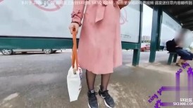 【公交车】真实露出诱惑旁边的乘客